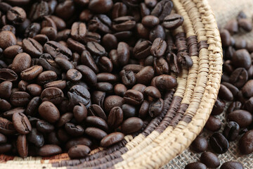 手編みのザルに盛られたコーヒー豆