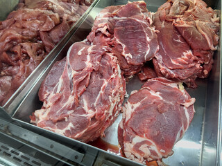 Carne cortada en bisteck de res en carnicería para su venta en charola lista para vender y asar...