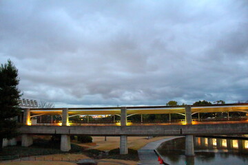 夕暮れ時の建造物