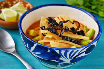 メキシコのトルティージャのスープ　ソパ・デ・トルティージャ（ソパ・アステカ）コピースペースあり　青背景
 Mexican tortilla soup　Sopa de Tortilla (Sopa Azteca）with copy space, blue background