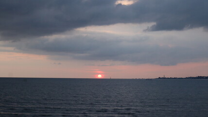 Fototapeta na wymiar Beautiful sunset on the beach with amazing views and beautiful sky