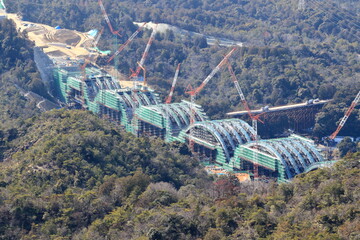 山中の高速道路の建設風景