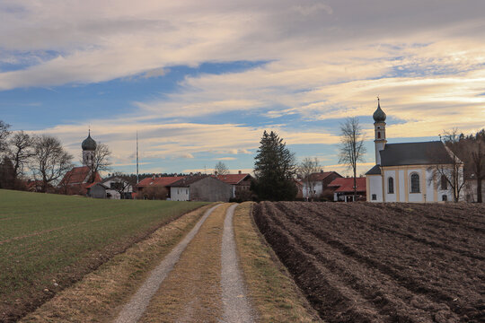 Oberbayerische Landschaftsidylle; Kleinhelfendorf (Aying) mit St. Emmeram und Kapelle