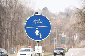 Verkehrszeichen kennzeichnet gemeinsamen Radweg und Fußweg