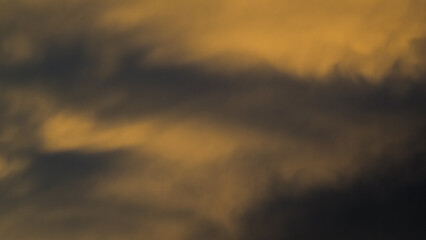 Fototapeta premium Coucher de soleil aux teintes surréalistes, sous des cumulus