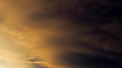 Coucher de soleil aux teintes surréalistes, sous des cumulus
