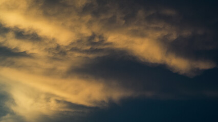 Coucher de soleil aux teintes surréalistes, sous des cumulus
