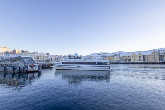 VALDEROEY (Valder&oslash;y) is a Passenger Ship and is sailing under the flag of Norway. Her length overall (LOA) is 30 meters and her width is 9 meters. Here in &Aring;lesund port