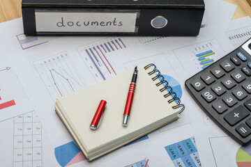 Dokumenty finansowe leżą na biurku, analizować wykresy i dane liczbowe  - obrazy, fototapety, plakaty