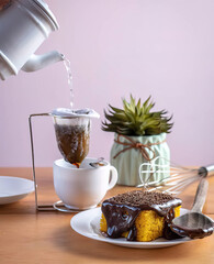 Bolo de cenoura com chocolate e caf&eacute;