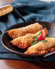 Porção de mini pasteis feito em casa