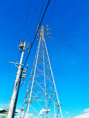 送電線と電柱と青空