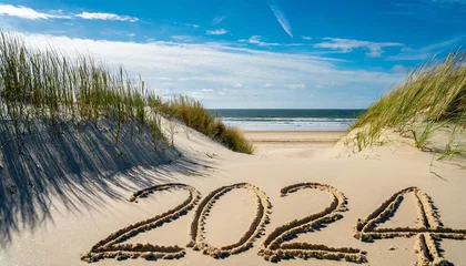 Gordijnen Nordsee Urlaub 2024 in den Sand am Strand geschrieben mit Dünen im Hintergrund © oxie99