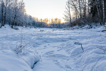 Obraz premium winter landscape on a pond. beautiful winter sunset. snowy nature landscape