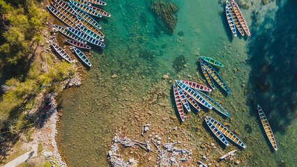 this is an aerial view of several small boats tied to the shore