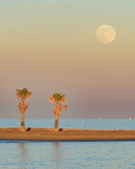 LUNA LLENA EN LA PLAYA DE XILXES. CASTELLÓN. COMUNIDAD VALENCIANA. ESPAÑA