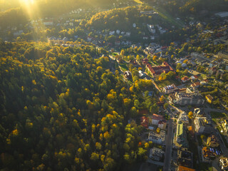 Lot nad centrum Krynicy-Zdroju o zachodzie słońca jesienią. Piękne krajobrazy.