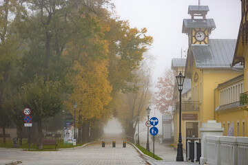 Deptak Krynicki w porannych mgłach jesienią. Widok na zamgloną przestrzeń - obrazy, fototapety, plakaty