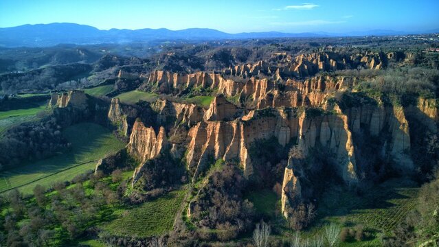 The Balze del Valdarno, are characteristic geological formations rising up to a hundred meters, composed of layered sands, clays, and gravels, interspersed with deep gorges. Formed by erosion.