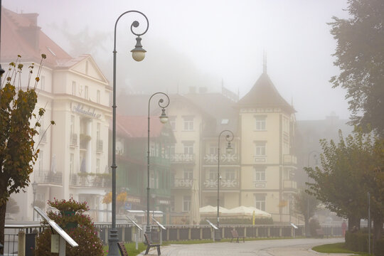Deptak Krynicki w porannych mgłach jesienią. Mglisty poranek. © rogozinski