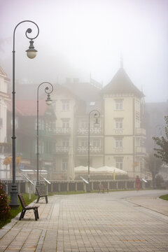 Deptak Krynicki w porannych mgłach jesienią. Mglisty poranek. © rogozinski