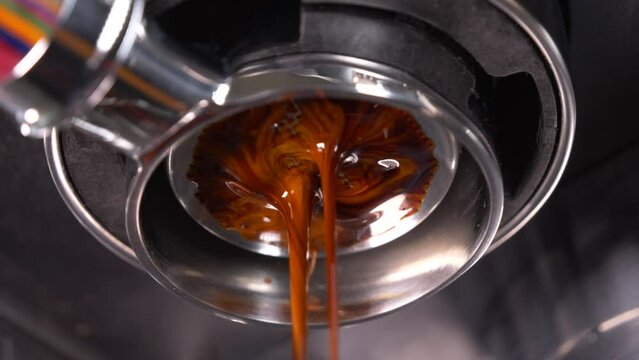 coffee extraction process with a espresso machine using a bottomless portafilter. Too coarse grind and channeling visible