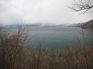 Fototapeta premium 曇り空と支笏湖