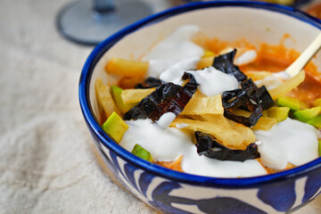 メキシコのスープ　ソパ・デ・トルティージャ（ソパ・アステカ）コピースペースあり
 Mexican soup　Sopa de Tortilla (Sopa Azteca）with copy space
