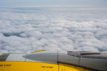 Obraz premium Parte del avión en el cielo nublado