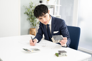 不動産価格を査定するビジネスマン