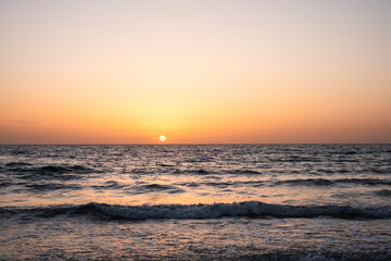Océano y sol. Amanecer en la costa, Canarias