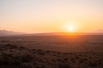 Vistas a las montañas al amanecer. Sol saliendo por el horizonte, Fuerteventura, Canarias