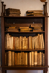 Libros antiguos en la estantería