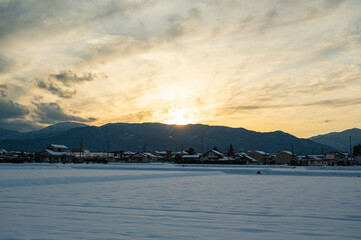 日の入り時の雪が降った日の風景　松本市