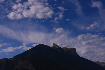 ciel bleu et montagne