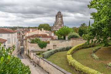 Panorama sur le quartier Saint-Pierre et la cathédrale à Saintes, Charente-Maritime