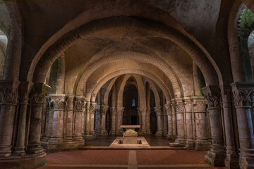 Fototapeta na wymiar Crypte de la Basilique Saint-Eutrope de Saintes, Charente-Maritime