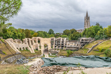 Amphithéâtre gallo-romain et basilique Saint-Eutrope de Saintes, Charente-Maritime