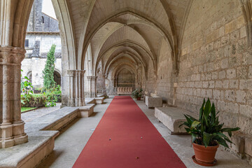 Cloître de la Cathédrale Saint-Pierre de Saintes, Charente-Maritime - obrazy, fototapety, plakaty