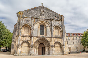 Fototapeta na wymiar Façade occidentale de l'Abbaye-aux-Dames de Saintes, Charente-Maritime