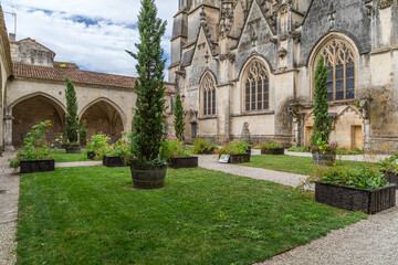 Cloître de la Cathédrale Saint-Pierre de Saintes, Charente-Maritime