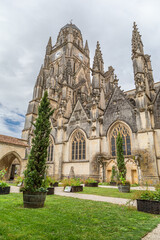 Cathédrale Saint-Pierre de Saintes, Charente-Maritime, depuis le cloître