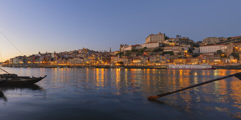 Obraz premium Sunset over Ribeira district and the Douro with Rabelos, Unesco World Heritage Site, OPorto, Portugal