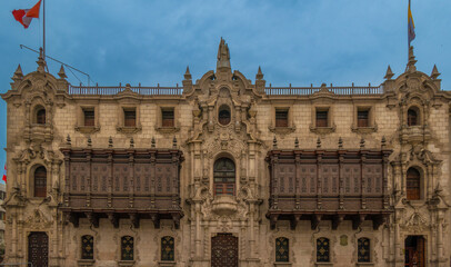 Obraz premium Archbishop's Palace, Plaza Mayor (Plaza de Armas) in the historical center of Lima, Peru.