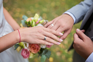 Obraz na płótnie Canvas wed couple's hands with wedding rings