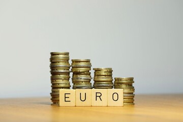 Euro Währung und Euro Aktienkurs Wert symbolhaft dargestellt durch Stapel aus Geldmünzen und die...