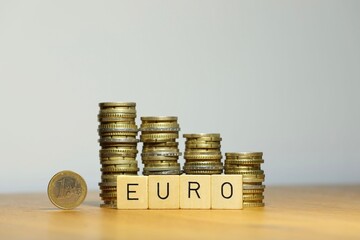 Finanzen, Euro und Geldpolitik symbolisiert durch geldstapel aus Münzen, die auch für Inflation,...
