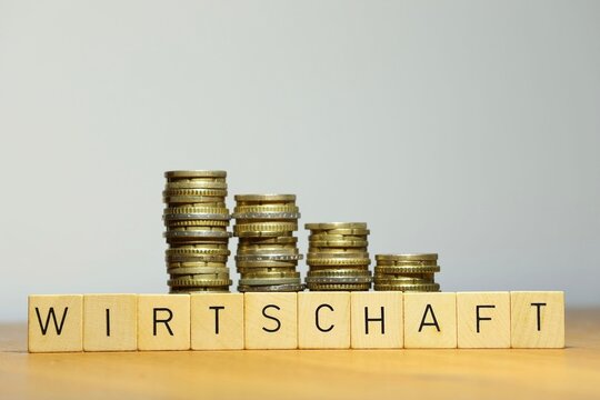 Wirtschaftliche Fluktuation und Konjunktur der Wirtschaft dargestellt durch Geldstapel, greift sowohl Inflation, Depression als auch Aufschwung und Gewinn auf