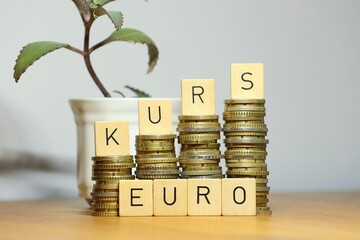 Euro Kurs und Eurostärke sowie wirtschaftliche Schwankungen im Wechselkurs symbolisiert durch...