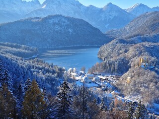 Germany, Bavaria, Allgäu, winter landscape with Hohenschwangau Castle and Lake Alpsee. Winter view of Lake Alpsee and Swiss Alps. 